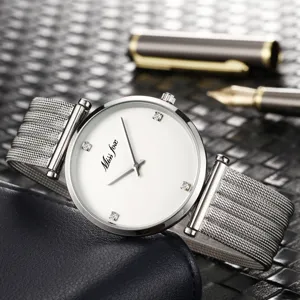 Orologio al quarzo da donna con quadrante bianco, indici in diamante e cinturino in maglia.
