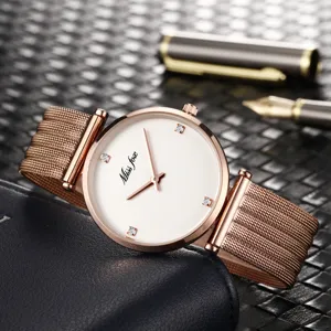 Dettaglio orologio donna, cinturino in maglia oro rosa, elegante quadrante bianco con strass.