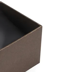 Scatola per orologi quadrata testurizzata marrone scuro con fodera interna per confezione.