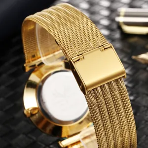 Dettaglio orologio donna al quarzo con cinturino in maglia dorata, design minimal ed elegante.