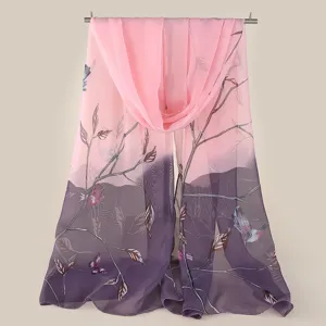Scialle foulard leggero in chiffon rosa sfumato con stampa di rami d'albero estivi.