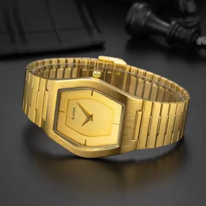 Detailopname van het luxe gouden herenhorloge met een hoekige kast en een gestructureerde band.