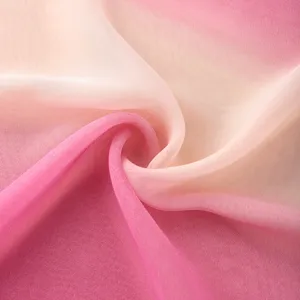 Dettaglio sciarpa chiffon sfumato mostra texture tessuto rosa e crema leggero.