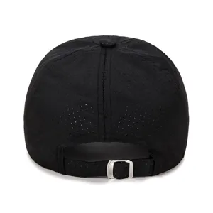 Vue rapprochée de l'arrière du chapeau de soleil noir respirant avec boucle de réglage en métal.