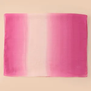 Vista dettagliata della sciarpa in chiffon rosa sfumato che mostra morbida trama e colore.