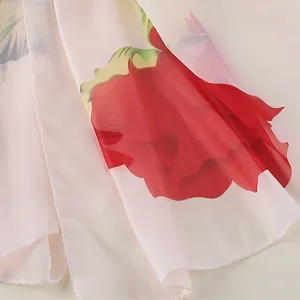 Chiffon sjaal met rode rozen print, ideaal voor zomerse zonbescherming en reizen.