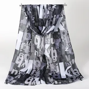 Langer Chiffonschal mit modischem Buchstaben-Druck, leichtes Tuch für Frühling und Sommer.