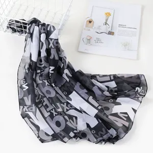 Detailansicht des schwarz-weißen Chiffonschals mit Buchstabenprint, leicht und chic.