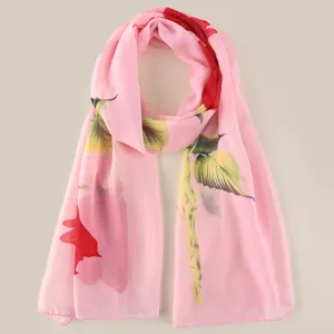 Elegante roze chiffon sjaal met een prachtig rozen bloemenprint ontwerp, perfect voor dagelijks.