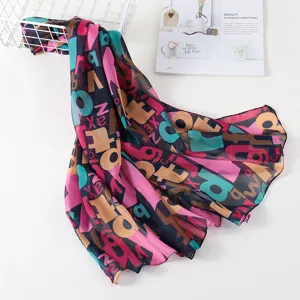Farbenfroher langer Chiffonschal mit Buchstabenmuster, leichtes Sommertuch für Damen.