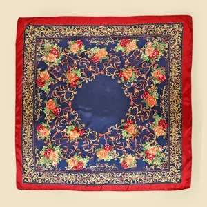 Gedetailleerd overzicht van de vierkante zijden sjaal met gouden barok bloemenprint.