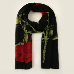 Zwarte chiffon sjaal met rode rozenprint. Elegant bloemendesign voor dagelijks gebruik.