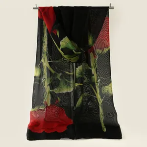 Zwarte chiffon sjaal met opvallende rode rozenprint, ideale zonbescherming sjaal en omslagdoek.