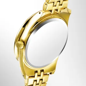 Vue détaillée du boîtier de montre en métal doré et du bracelet à maillons avec profil poli.