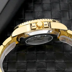 Detalle de reloj automatico mecanico dorado de hombre, accesorio de acero inox.
