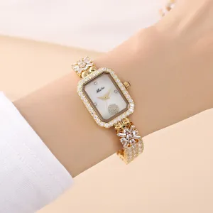 Detailansicht der eleganten rechteckigen Strass Damenuhr mit funkelnder Kristall-Lünette.