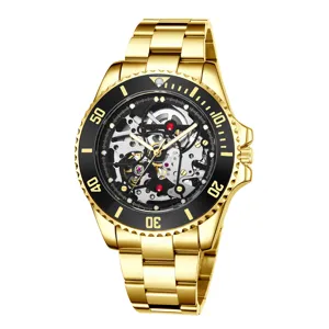 Reloj automático mecánico dorado para hombre con esfera esqueleto y bisel negro.