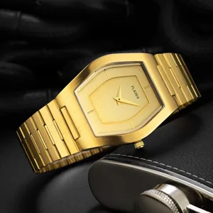 Gouden roestvrijstalen quartz horloge detail, luxe tonneau wijzerplaat ontworpen voor heren.