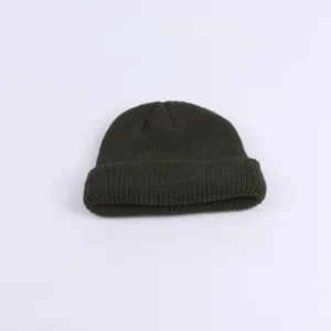 Σκούφος πλεκτός πράσινος σκούρος unisex, κοντό μάλλινο σκουφάκι ρετρό, casual αξεσουάρ.