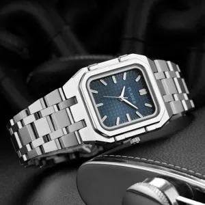 Gedetailleerd overzicht van een vierkant stalen horloge met blauwe gestructureerde wijzerplaat.