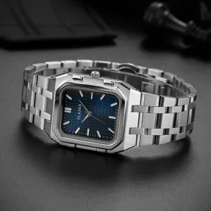 Detailopname van een stijlvol heren vierkant quartz horloge met blauwe wijzerplaat en staal.