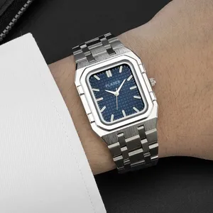 Detailopname van het vierkante heren quartz horloge met blauwe wijzerplaat en metalen band.