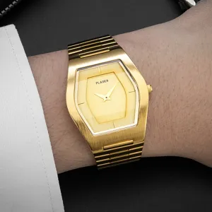 Close-up van een gouden quartz horloge om de pols met een elegante tonneau wijzerplaat.