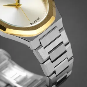 Gros plan détaillé du bracelet de montre en acier inoxydable et du cadran, quartz élégant.