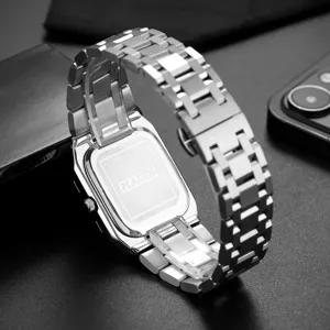 Gedetailleerd overzicht van vierkant quartz horloge met RVS band en gegraveerde achterkant.