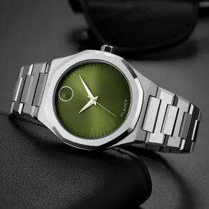 Vue détaillée de la montre quartz pour homme PLADEN avec cadran vert et bracelet acier.