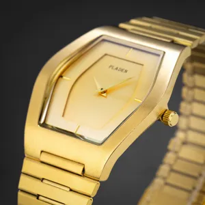 Detail van luxe gouden roestvrijstalen quartz herenhorloge met uniek wijzerplaatontwerp.