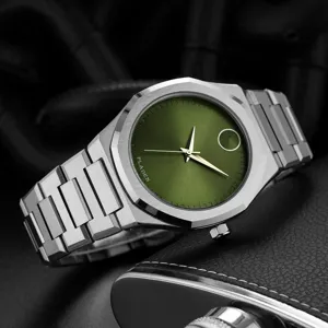 Montre quartz homme en acier inoxydable avec cadran vert et bracelet argent détail.
