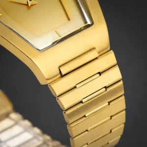 Close-up detail van luxe gouden roestvrijstalen quartz herenhorloge geborsteld band.