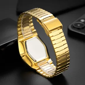 Gouden vintage quartz herenhorloge detail met roestvrijstalen tonneau kast en metalen schakelarmband.
