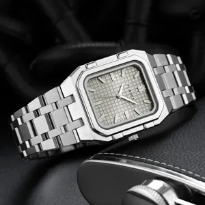 Close-up van een stijlvol vierkant roestvrijstalen quartz horloge met een getextureerde wijzerplaat.