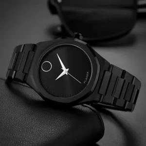Détail d'une montre à quartz noire minimaliste avec bracelet en acier inoxydable.