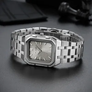 Zilveren vierkante herenhorloge met quartz uurwerk, roestvrijstalen band en wijzerplaat.
