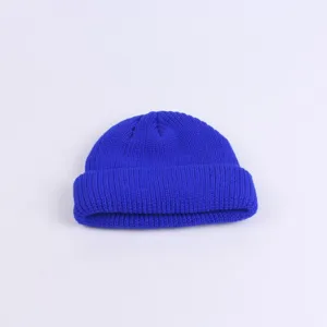Λεπτομέρεια μπλε πλεκτού σκούφου docker, unisex κοντό στυλ beanie για καθημερινή χρήση.