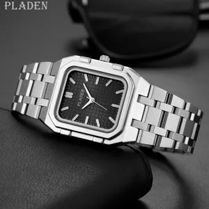 Heren vierkante roestvrijstalen quartz horloge met zwart gestructureerde wijzerplaat.