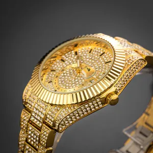 Détail de la montre quartz dorée pavée de strass scintillants et lunette cannelée.