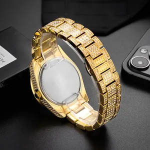 Montre à quartz dorée glacée pour homme montre bracelet strass luxe avec bracelet en acier.
