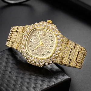 Luxe heren quartz horloge met gouden tonneau kast diamanten bezel en arabische wijzerplaat.