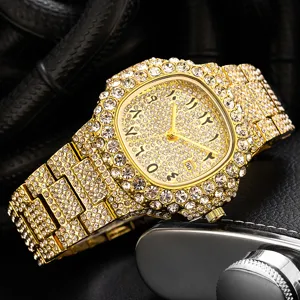 Luxe vergulde quartz horloge met volledige strass stenen en arabische cijfers detail.