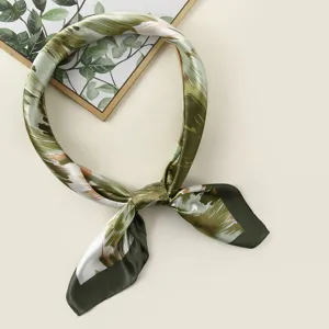 Foulard in seta stampato astratto verde e bianco accessorio da collo per le donne