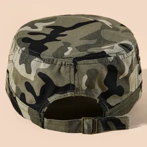 Primo piano di un berretto militare camouflage verde con fibbia in metallo regolabile.