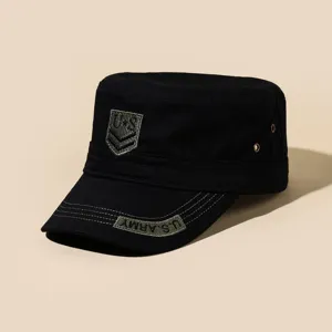 Berretto militare piatto nero vista di dettaglio cappello sole esterno patch esercito USA.