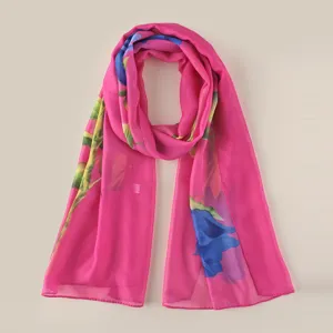 Felroze chiffon sjaal met bloemenprint, lichtgewicht modieuze sjaal en zomerzonnescherm.