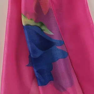 Gedetailleerd uitzicht van roze chiffon sjaal met blauwe bloemenprint en lichte stof.