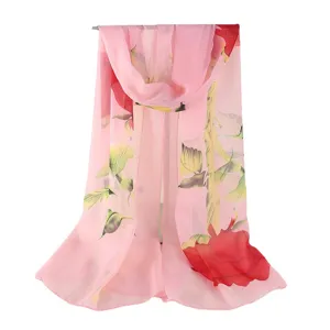 Roze chiffon sjaal met elegante rode rozen print, lichte transparante omslagdoek voor dames.