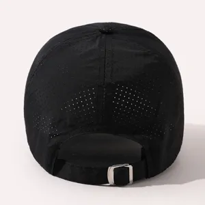 Casquette de baseball perforée respirante détail, design en maille noire avec sangle réglable.